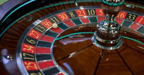 Tampilan permainan Crazy Time dengan roda putar live dealer di kasino kajian4d