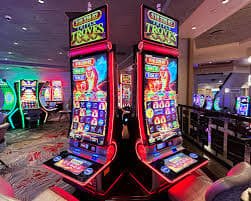 Kontrol permainan Wild Coaster menampilkan tombol spin, pengaturan taruhan, dan informasi saldo